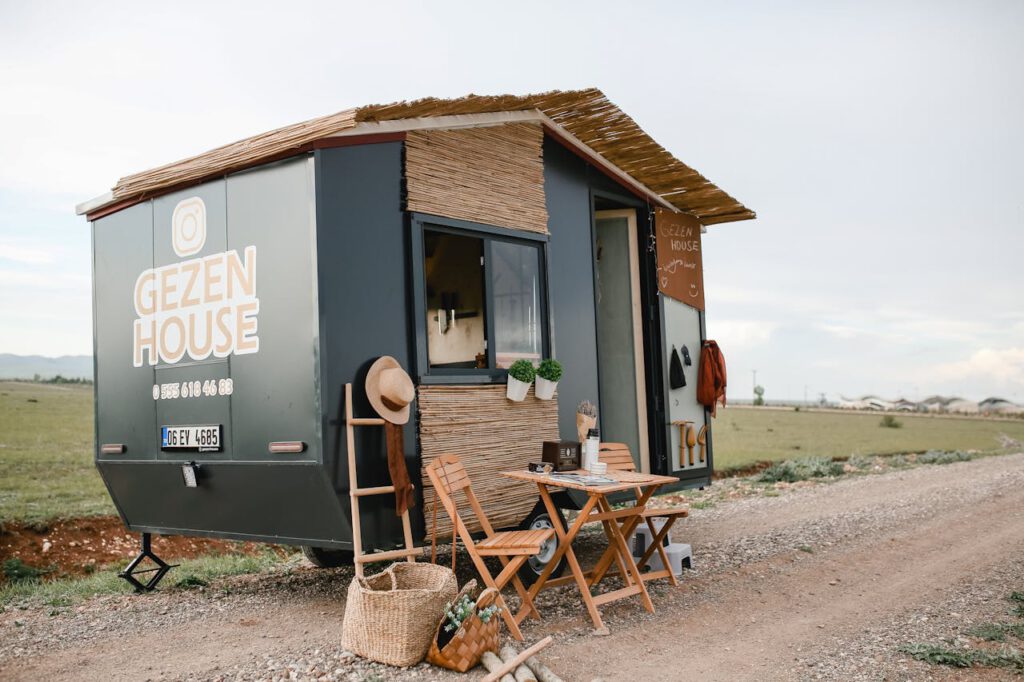 Tiny House: Mobiles Tiny House mit rustikalem Design auf ländlichem Weg